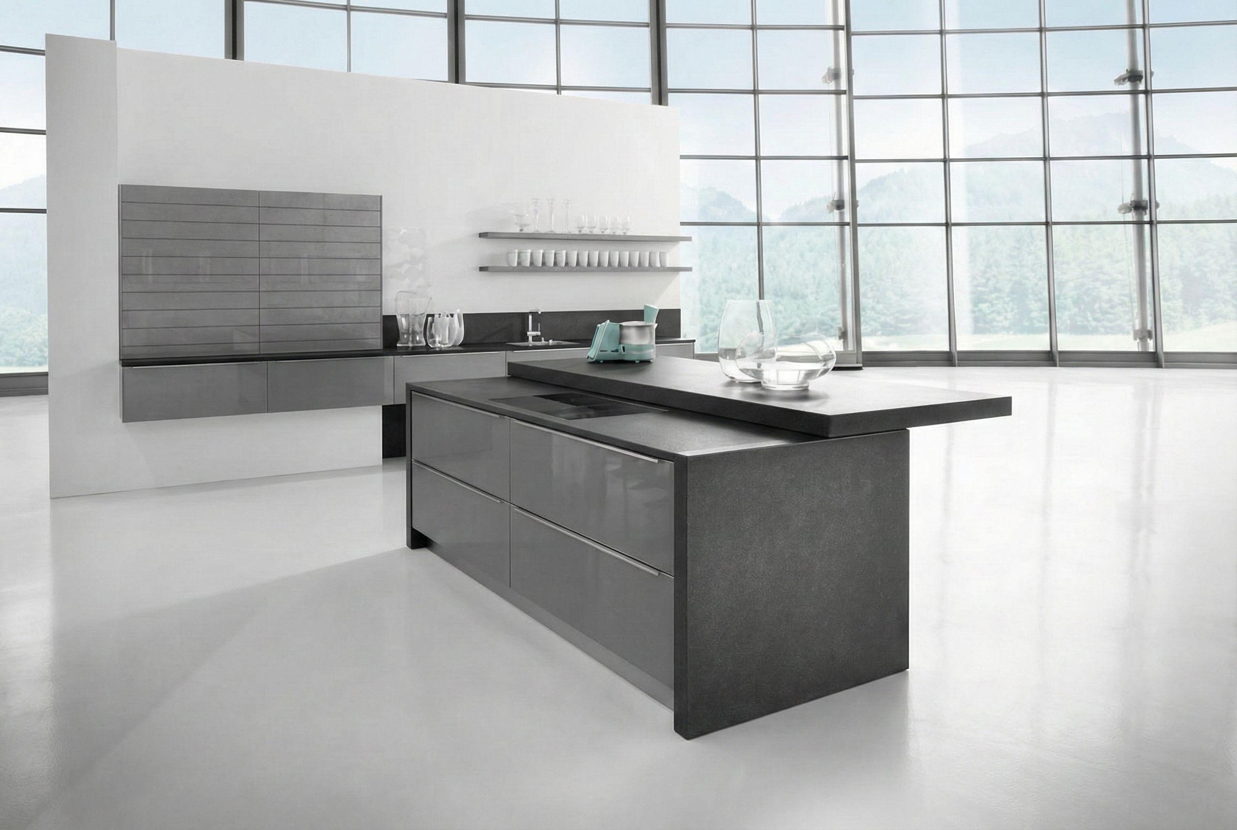 Moderne Designküche mit großer Kücheninsel, dunkler Granit-Arbeitsplatte aus Naturstein und großzügiger Fensterfront