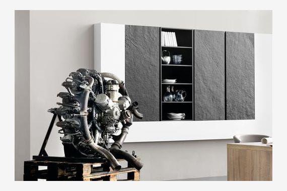 Küchenfront mit Naturstein- bzw. Granit-Elementen als Wandverkleidung, kombiniert mit offenen Regalfächern im modernen Design