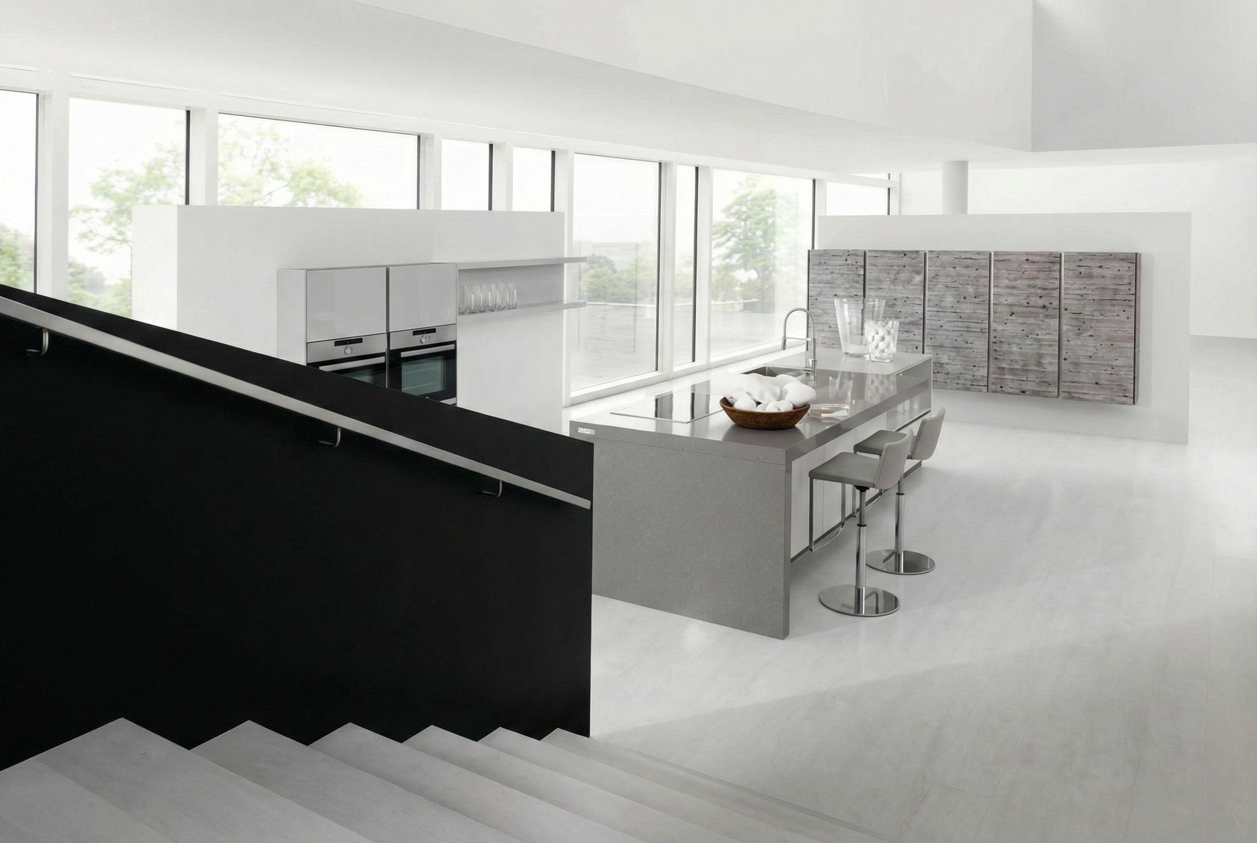 Offene Küche mit langem Küchenblock, Sitzplätzen und dunkler Naturstein-Arbeitsplatte aus Granit in modernem Loft