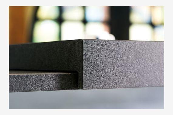 Granit-Arbeitsplatte im Detail – Naturstein-Kante mit strukturierter Oberfläche und sauberer Verarbeitung