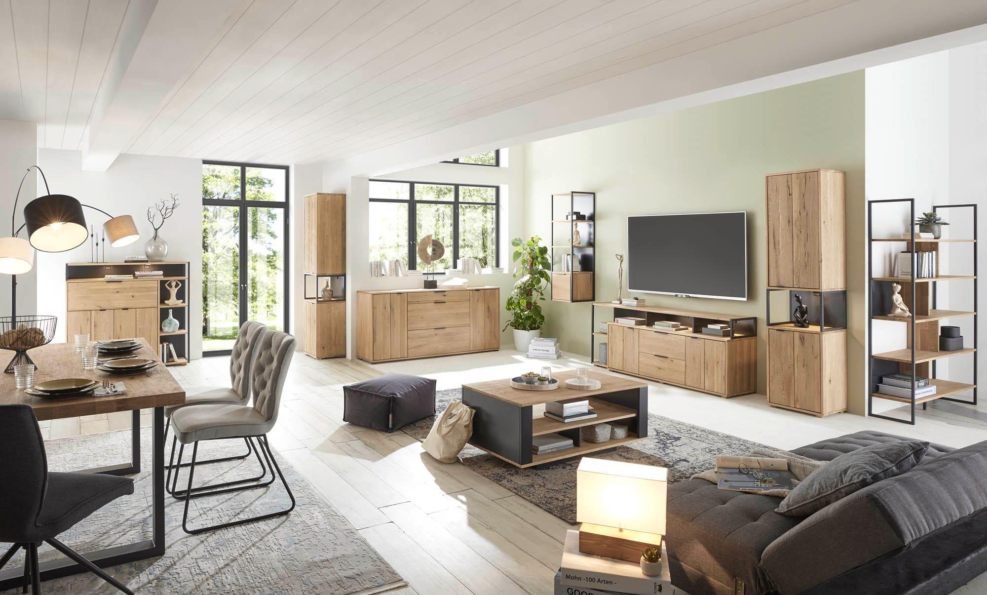 Moderner Wohn- und Essbereich im offenen Grundriss: Wohnwand in Holzoptik mit TV-Board, Vitrinen und Regalen, dazu Esstisch mit Polsterstühlen, Couchtisch und Sofa in hellem, lichtdurchflutetem Raum