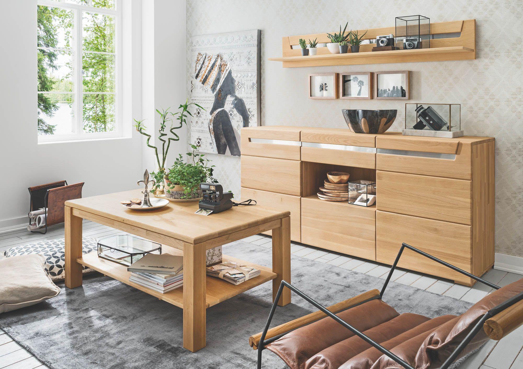 Stilvolle Wohnzimmer-Ecke mit Sideboard in Holzoptik und offenem Fach, passendem Couchtisch sowie Wandregal mit Deko, Pflanzen und Bildern – helles, modernes Wohnambiente mit Tageslicht