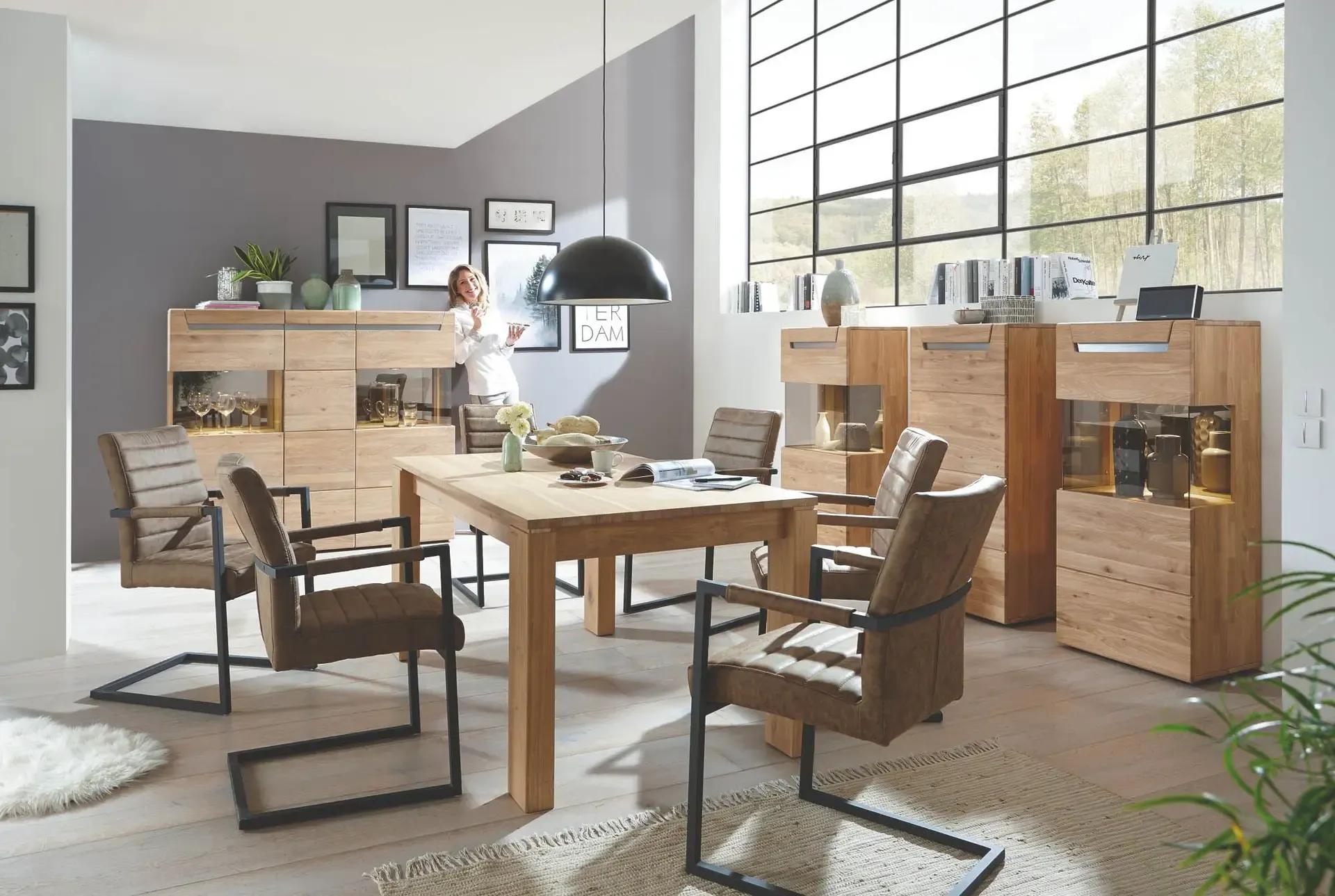 Esszimmerprogramm Cibora in Eiche mit Esstisch, Freischwinger-Stühlen und beleuchteten Vitrinen