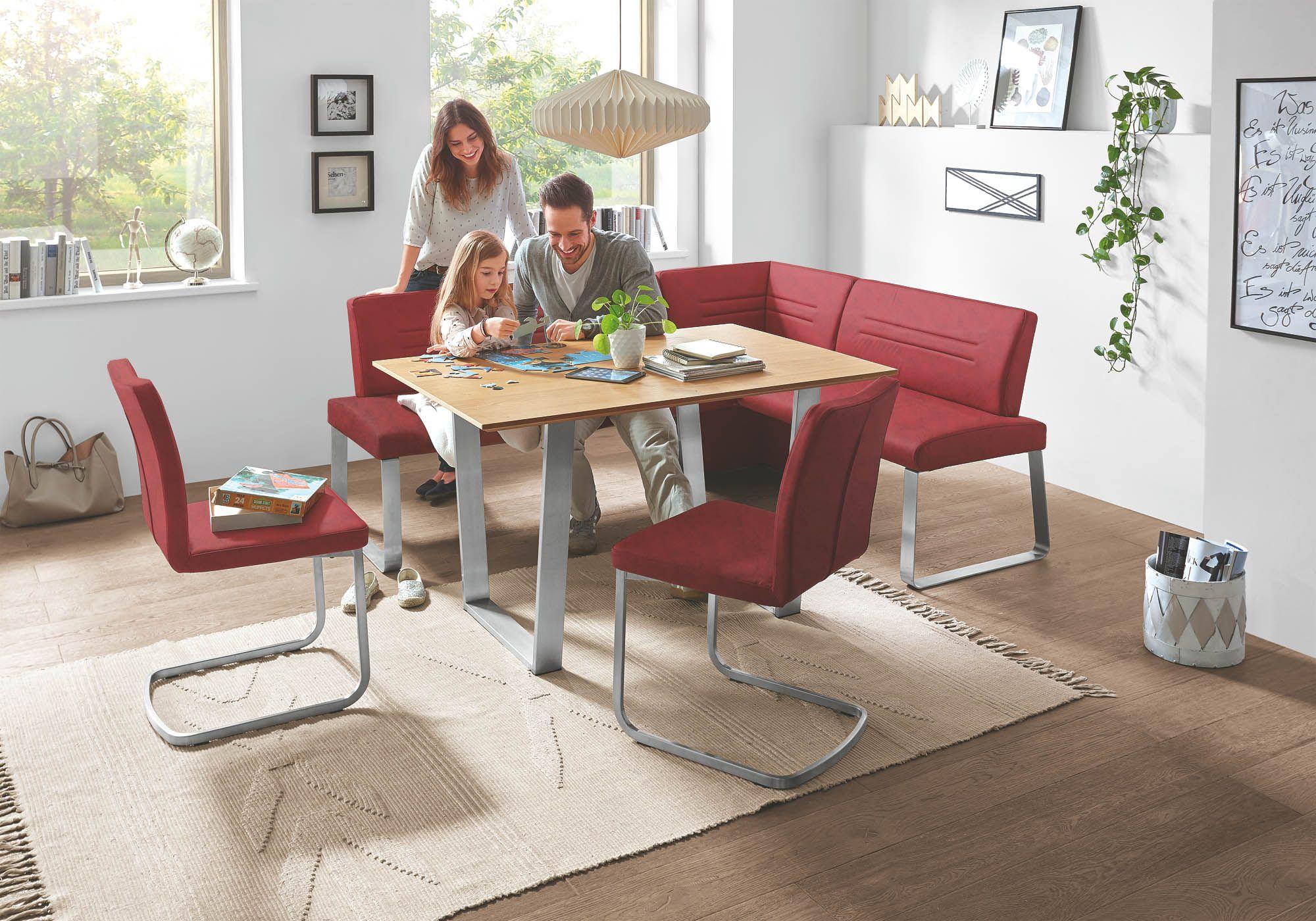 Clara Eckbankgruppe in Rot mit Esstisch in Eiche und Metallfuß sowie passenden Freischwinger-Stühlen – Familie beim gemeinsamen Puzzeln in hellem, modernem Essbereich