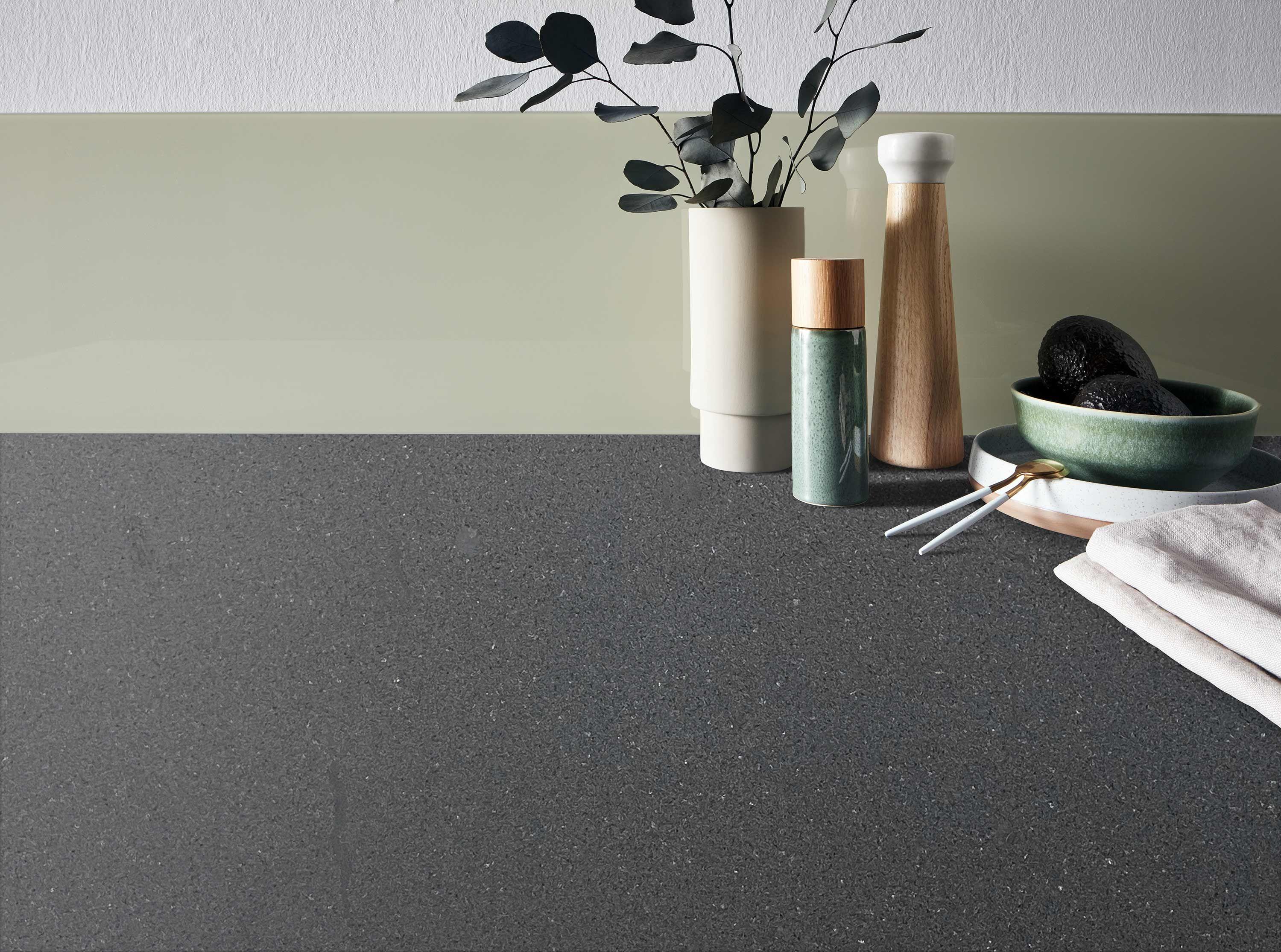 Lechner Naturstein-Arbeitsplatte Nero Aracruz mit strukturierter Oberfläche in dunklem Anthrazitgrau.