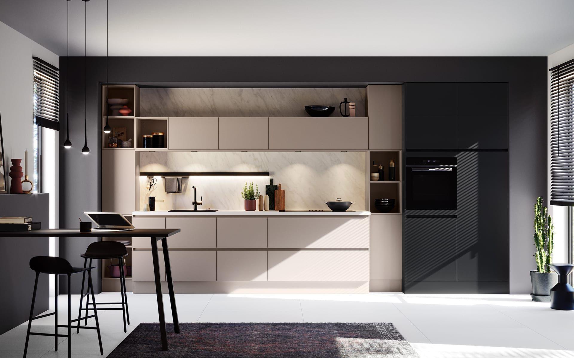 Häcker Küche Uno GL in Kaschmir – grifflose Designküche mit dunklem Hochschrankblock, offenen Regalen, LED-Lichtleiste, Marmoroptik-Rückwand und integrierter Spüle in einem modernen Wohnraum mit Barbereich und Pendelleuchten