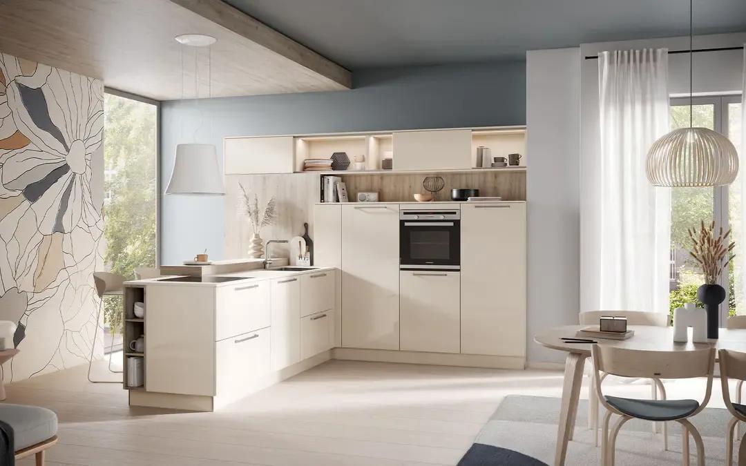 Einbauküche Laser Brillant in Crema-Magnolie mit Hochglanzfronten und offenen Holzregalen in hellem Wohnambiente