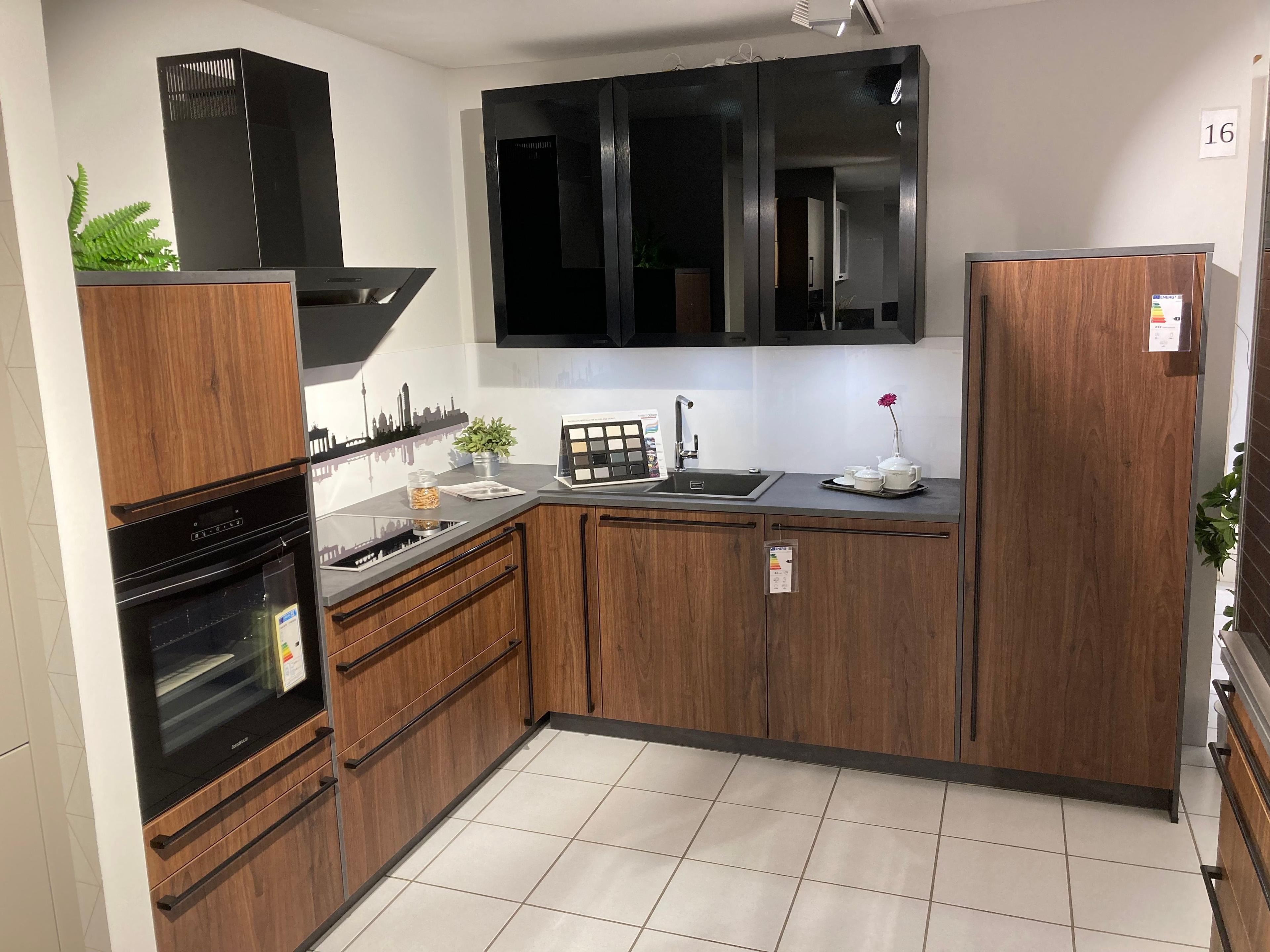 Häcker Concept 130 Nussbraun Ansicht Schenkel rechts.