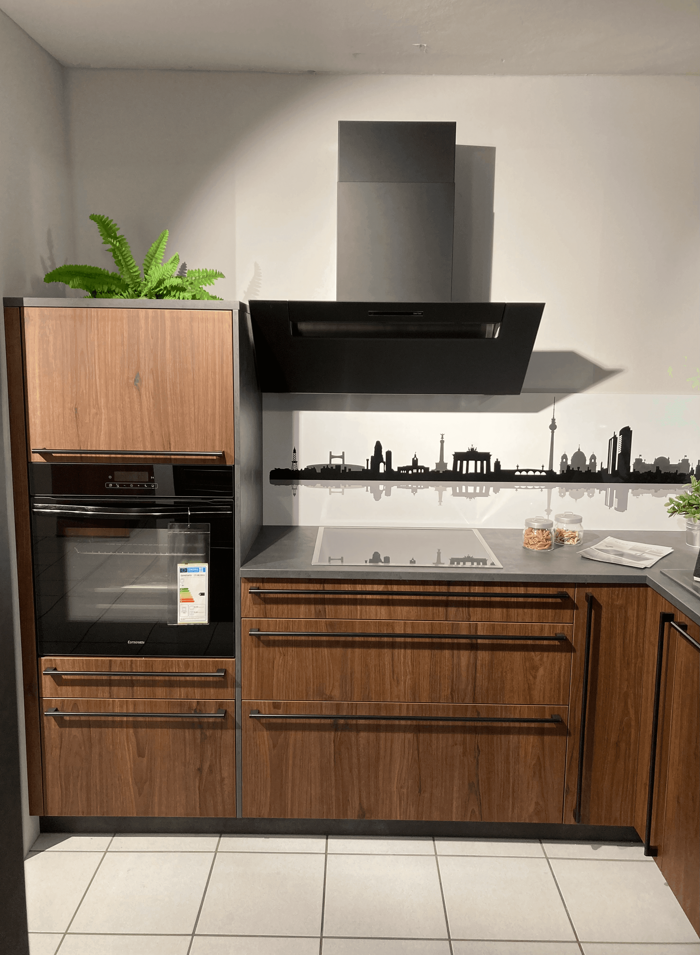 Häcker Concept Nussbraum Ansicht Schenkel rechts.