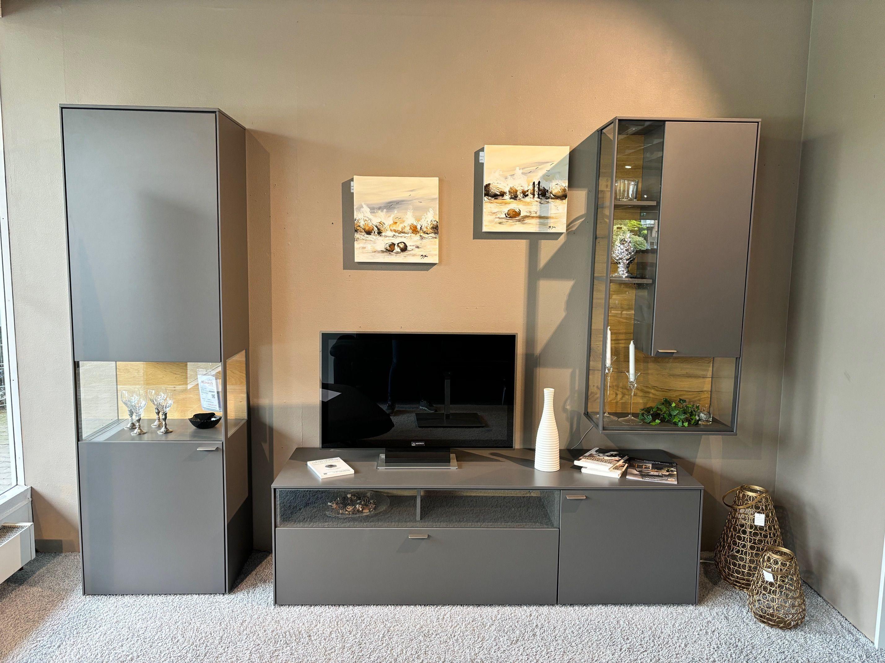 Anbauwand "Sentino 3000"  Lack schiefergrau matt mit Aluleisten in schiefergrau matt.