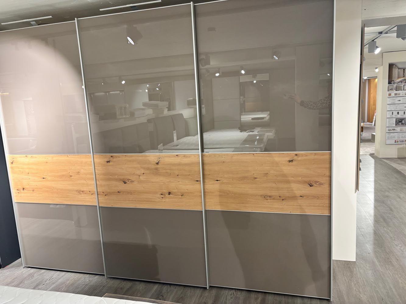 Schweber "Sinfonie Plus" Artisan Eiche und Moccaglas.