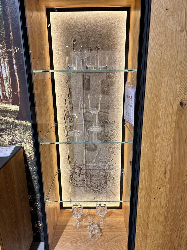 Vitrine „Terrafine“ rustikale Asteiche Hartwachsöl natur geschliffen.