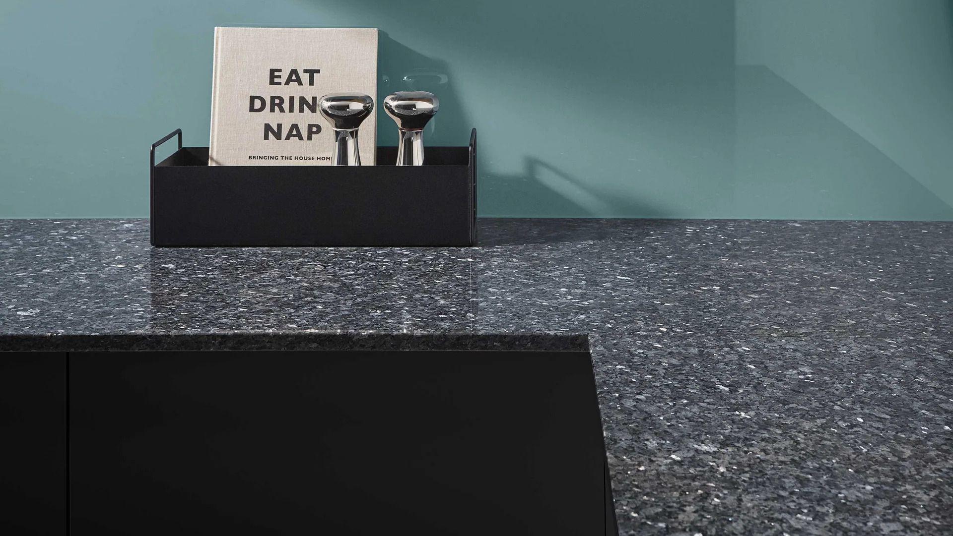 Lechner Naturstein-Arbeitsplatte Blue Pearl mit polierter, glitzernder Oberfläche in edlem Blauschwarz.