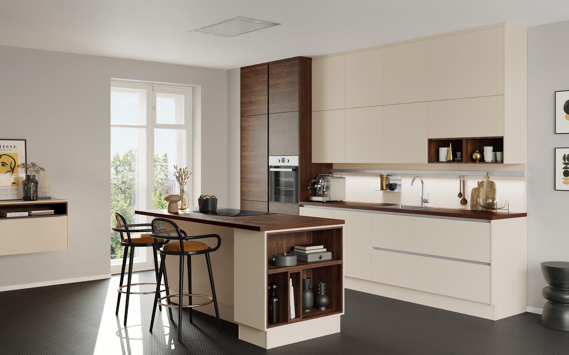 Häcker Küche Vancouver GL in Alteiche Cognac – grifflose Einbauküche mit hellen Fronten, dunkler Holzarbeitsplatte, Kochinsel mit Sitzplätzen und offenen Regalfächern sowie Hochschrank mit Backofen in einem hellen Wohnraum